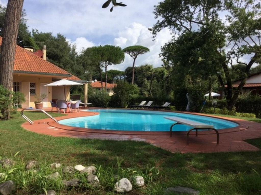 皮耶特拉桑塔的住宿－Villa Piero with pool - Happy Rentals，一座房子的院子内的游泳池