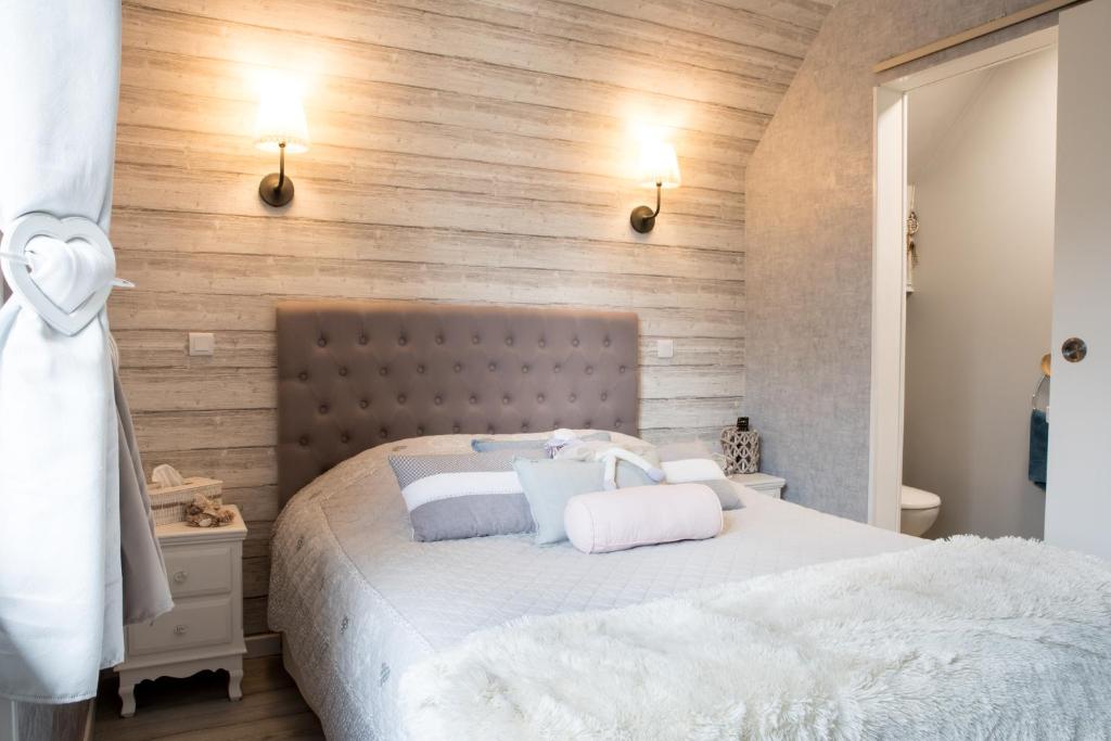 Postel nebo postele na pokoji v ubytování Le Cardinal B&B