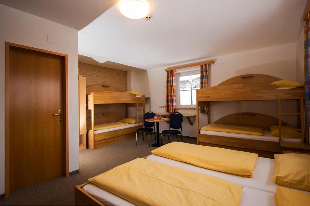 Postel nebo postele na pokoji v ubytování Jugendhotel Gruber