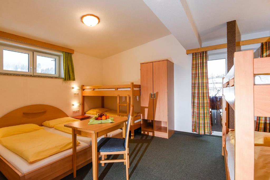 Postel nebo postele na pokoji v ubytování Jugendhotel Gruber