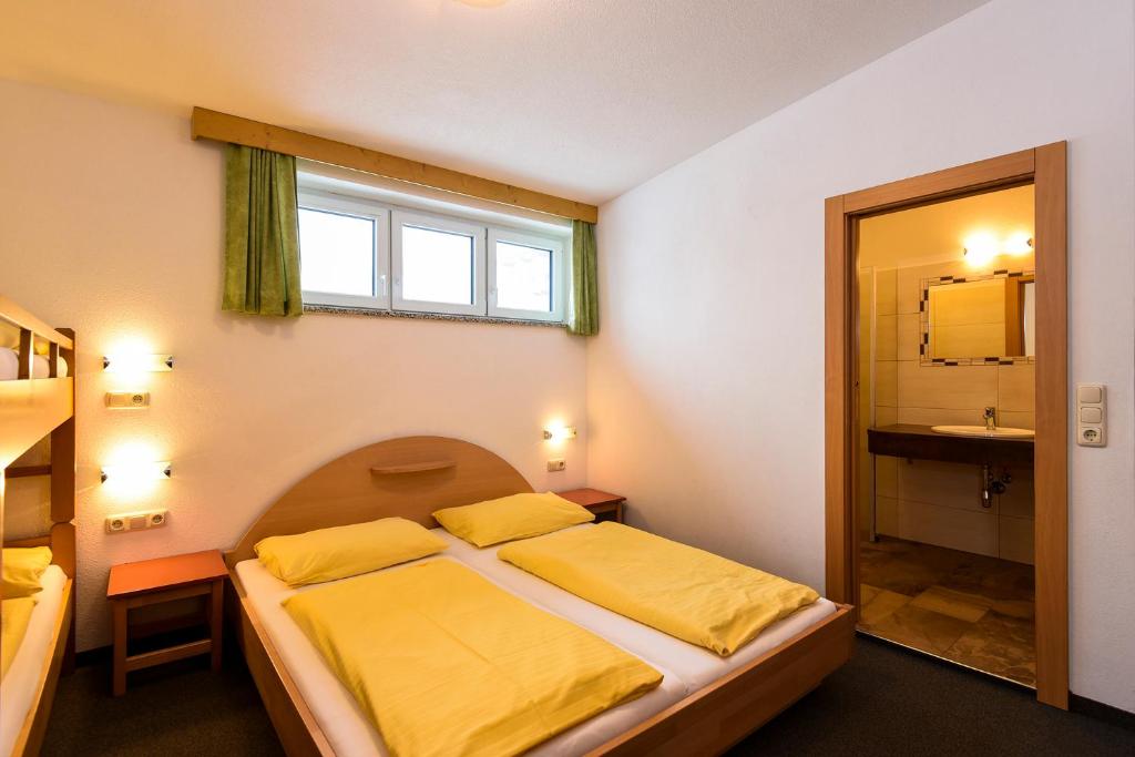 Postel nebo postele na pokoji v ubytování Jugendhotel Gruber