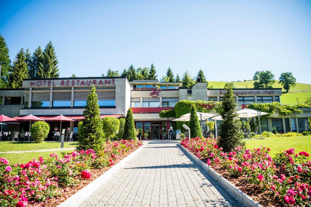 Schwarzenberg的住宿－馬特教育中心酒店，一座建筑前有鲜花的酒店