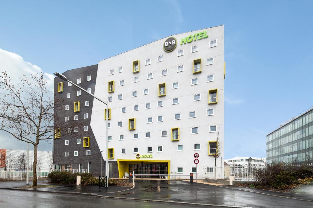 楠泰爾的住宿－B&B HOTEL NANTERRE Rueil-Malmaison，白色的建筑,旁边标有标志