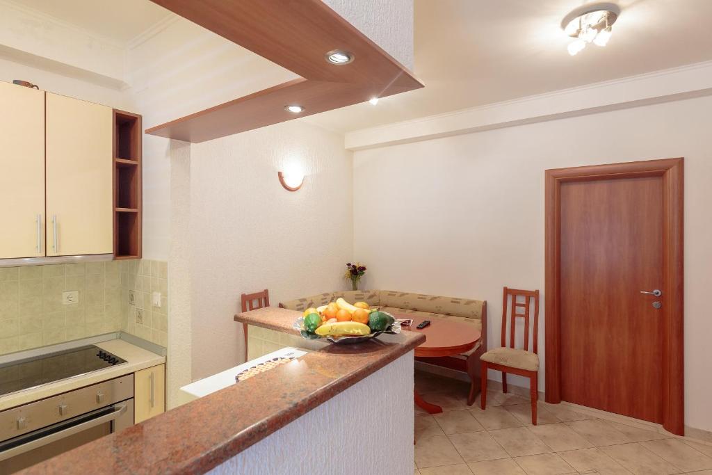 een keuken met een fruitschaal op een aanrecht bij Niki Apartment in Dubrovnik