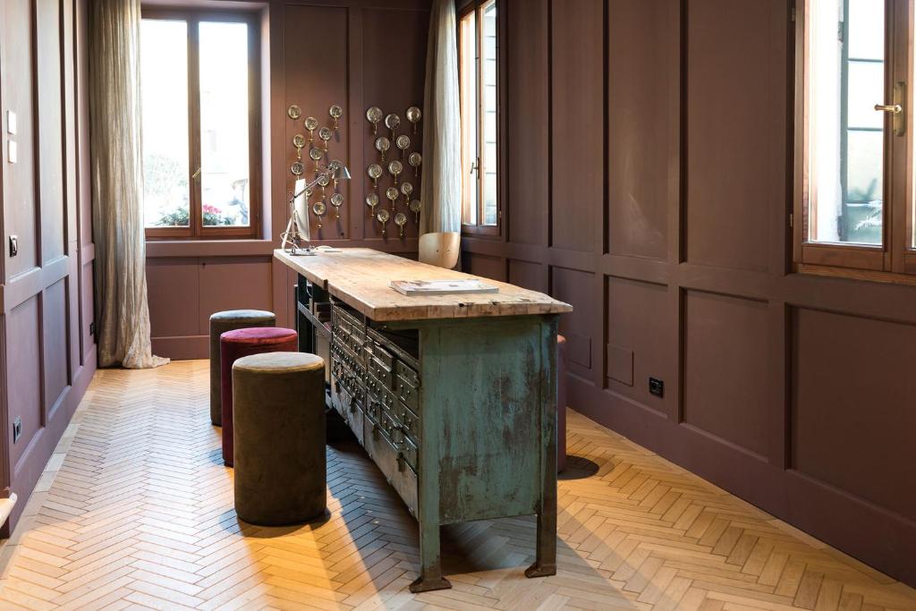 an old wooden island in a room with windows at Hotel 5 Colonne in Mirano