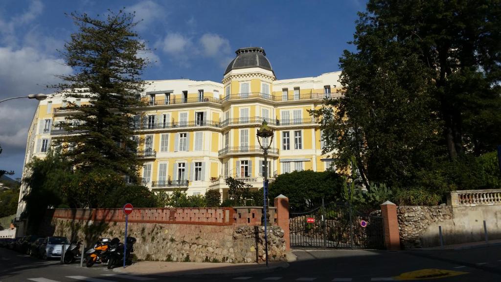 マントンにあるMenton Ancien Palace - Appartement vue mer - 700m de la plageの白い大きな建物