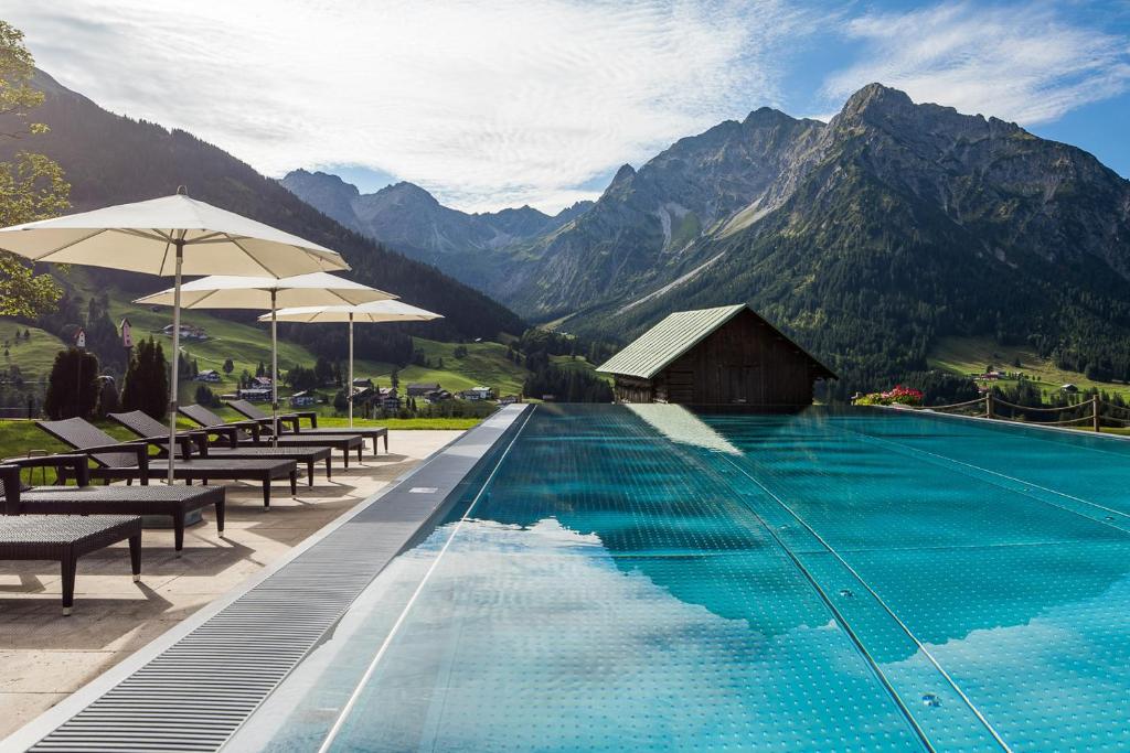 Nespecifikovaný výhled na hory nebo výhled na hory při pohledu z hotelu