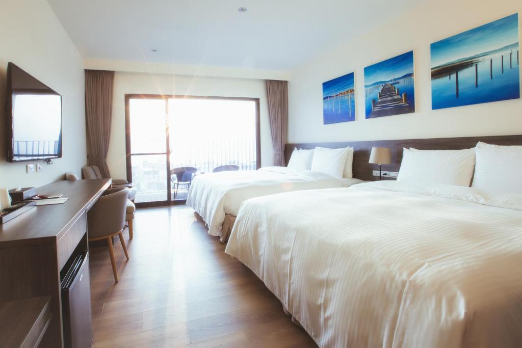A bed or beds in a room at FangLiao Hotel
