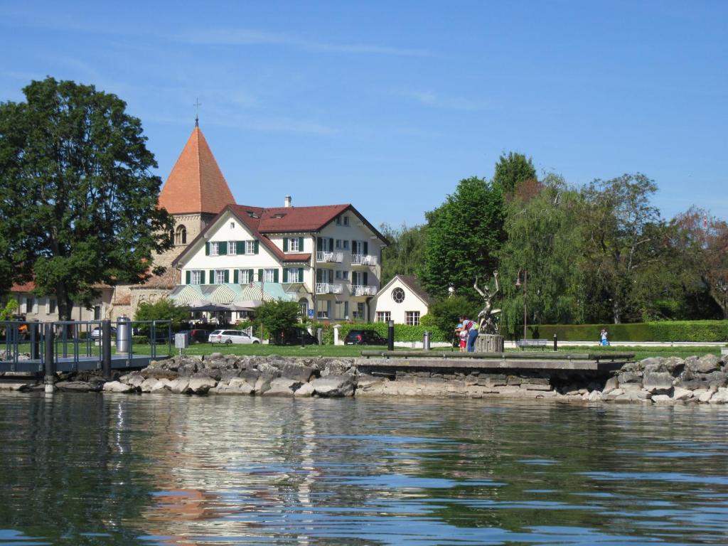 un groupe de maisons sur la rive d'une masse d'eau dans l'établissement Le Debarcadere, à Saint-Sulpice