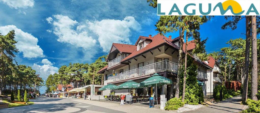 budynek po stronie ulicy z drzewami w obiekcie Pensjonat i Restauracja Laguna w Pogorzelicy