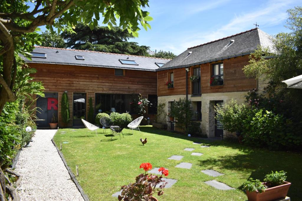 a yard with chairs and a house at Madeleine et Cie in Angers