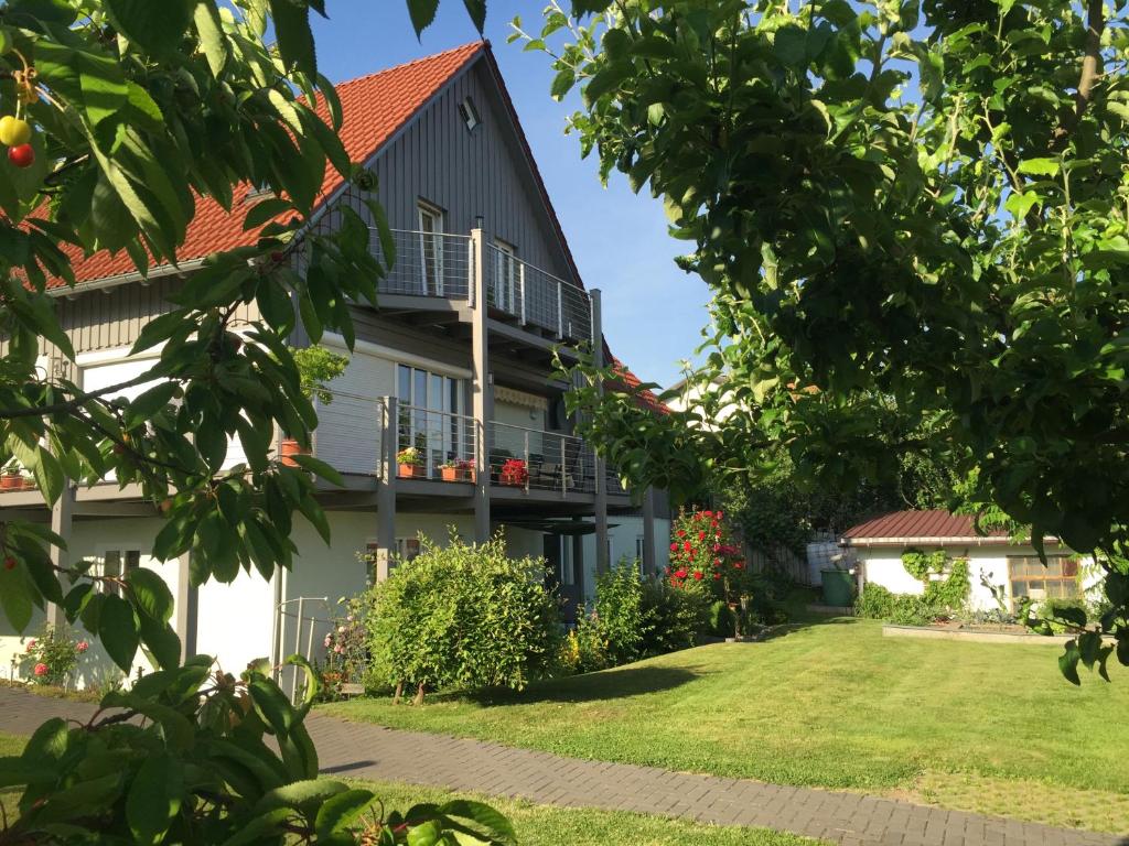 una vista exterior de una casa con patio en Ferienwohnung Kalin en Neualbenreuth