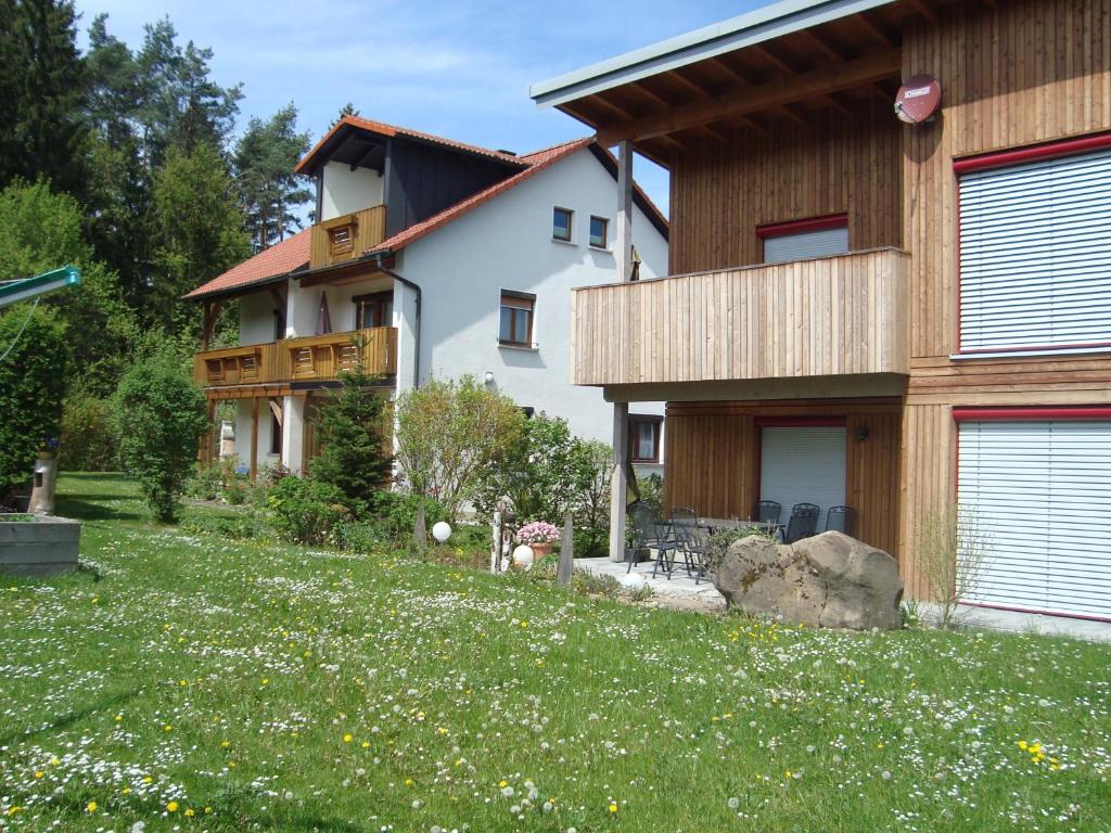 una casa con un patio delante de ella en Ferienhaus Brütting, en Pottenstein