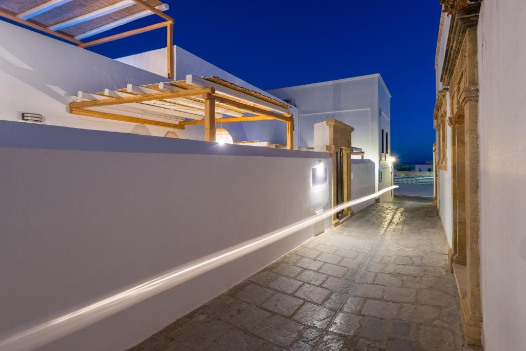 Blick auf den Balkon einer Villa in der Nacht in der Unterkunft Lindos Amphitheater Villas and Apartments in Lindos