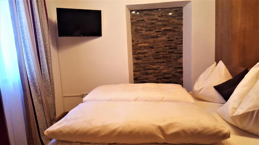 A bed or beds in a room at Gut Römerhof