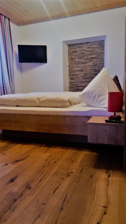 A bed or beds in a room at Gut Römerhof