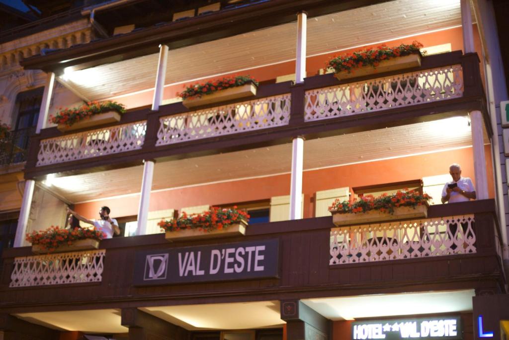 サン・ジェルヴェ・レ・バンにあるホテル ヴァル デストのバルコニーと花箱が備わる建物