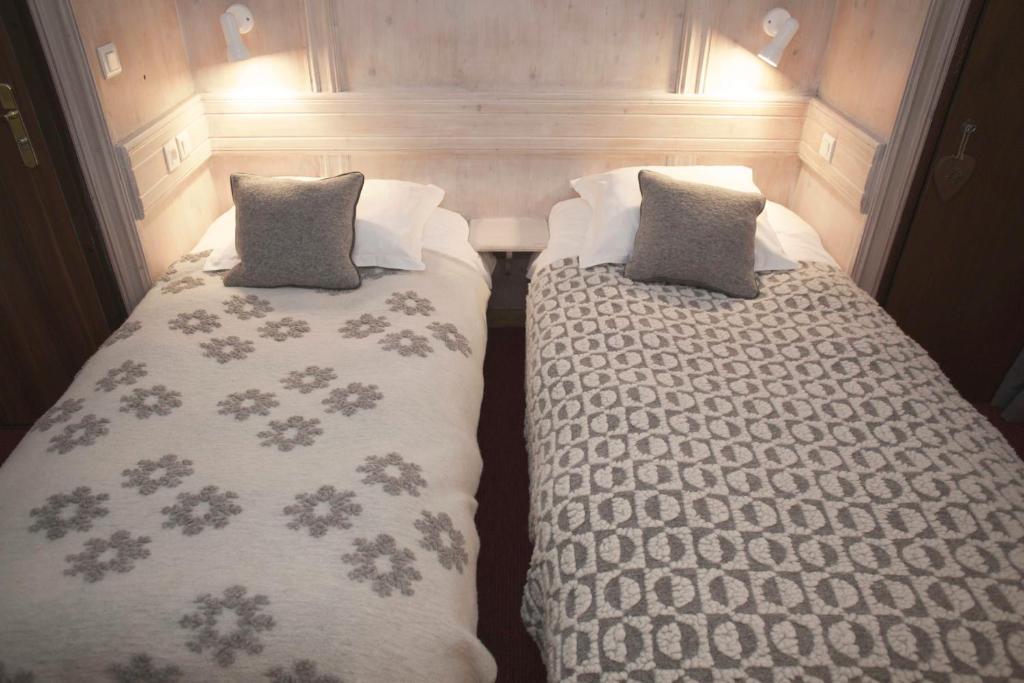 two beds in a small room at Hôtel Val d'Este in Saint-Gervais-les-Bains