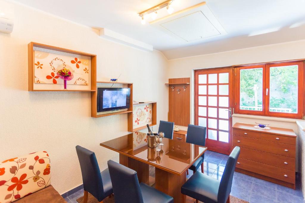 Televízia a/alebo spoločenská miestnosť v ubytovaní Niki Apartment