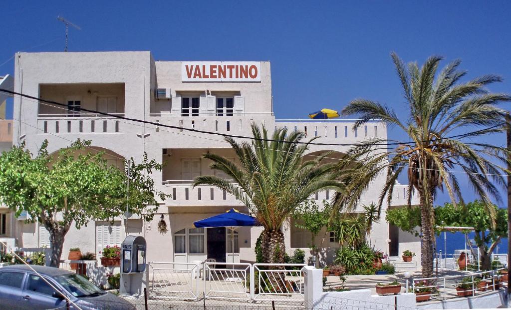 Un edificio bianco con un cartello di Wal Mart sopra. di Valentino Apartments a Balíon