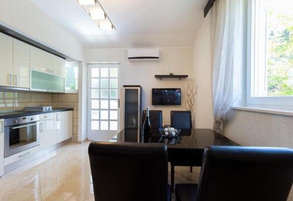 Kuchyňa alebo kuchynka v ubytovaní Niki Apartment