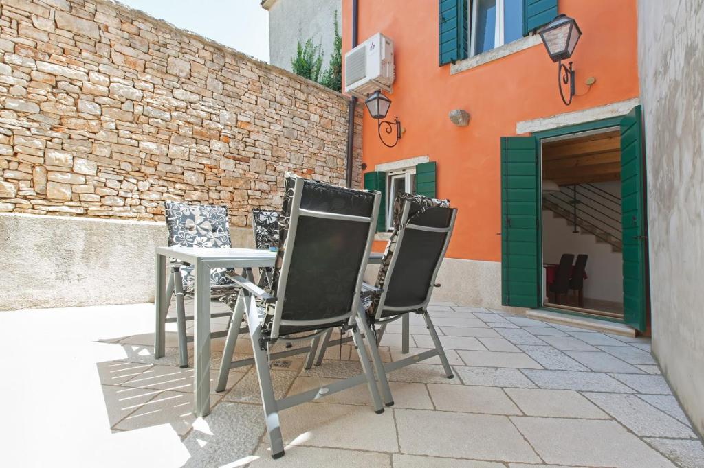 a row of chairs and a table on a patio at Casa Bumbara in Vodnjan