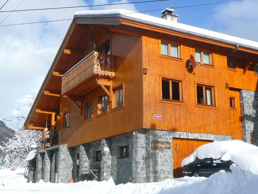 budynek z śniegiem na ziemi przed nim w obiekcie Chalet Vaclav w mieście Sixt