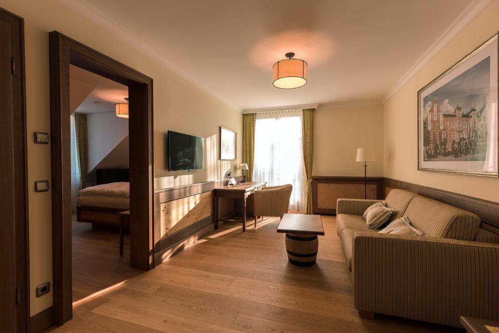 TV a/nebo společenská místnost v ubytování Hotel & Gaststätte zum Erdinger Weißbräu