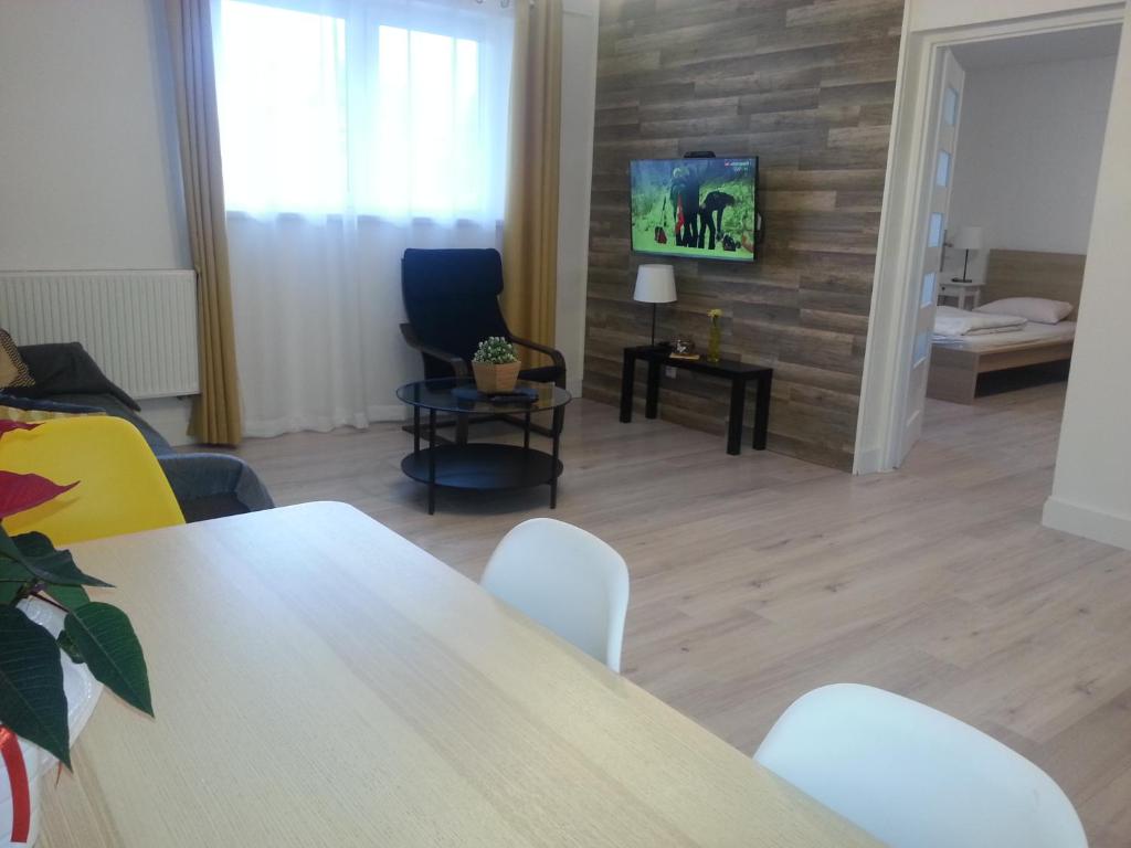 Televízia a/alebo spoločenská miestnosť v ubytovaní Willa Kolor Pokoje Apartamenty Restauracja