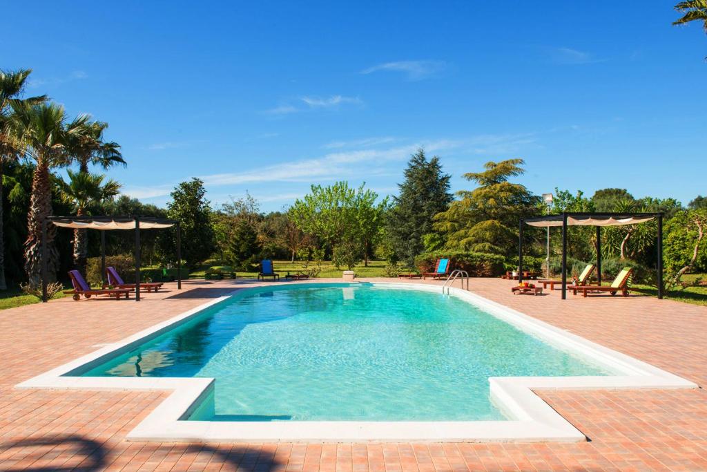 una piscina de agua azul en un complejo en Villa Delle Lantane, en Mesagne