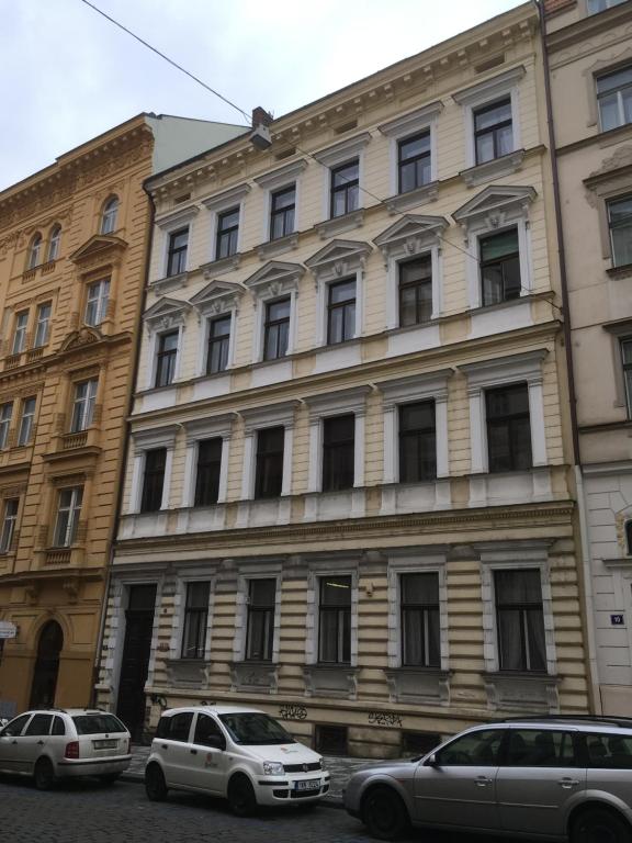 プラハにあるホステル エマの車が目の前に停まった大きな建物