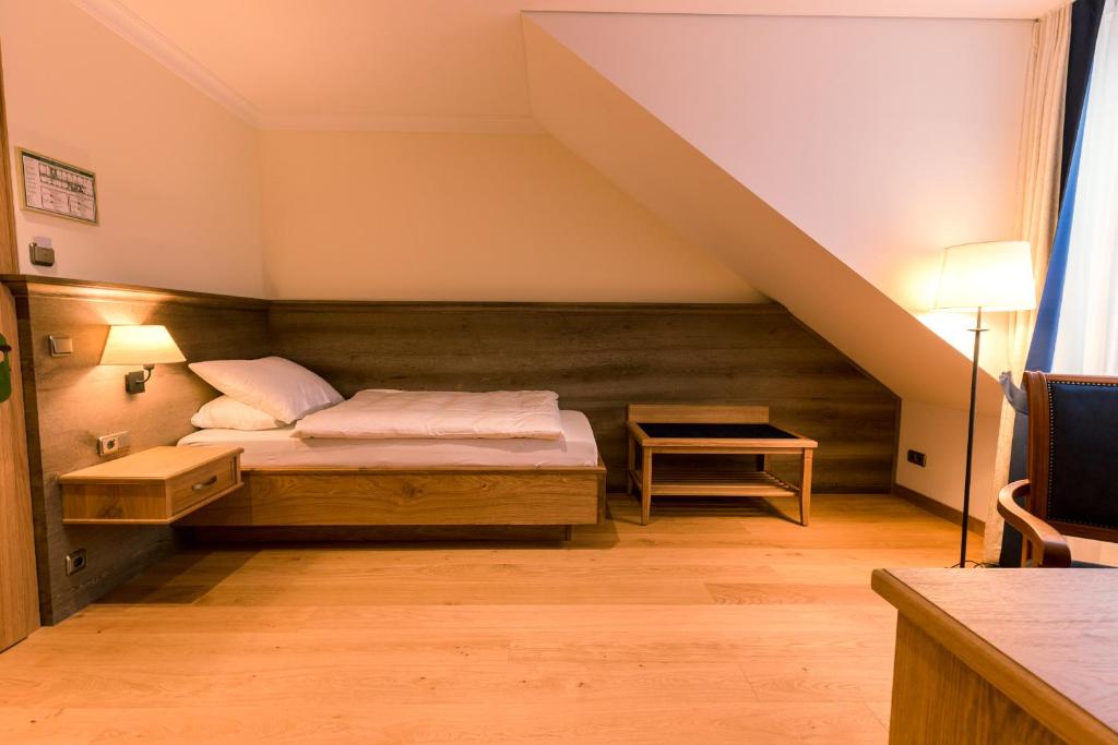 Postel nebo postele na pokoji v ubytování Hotel & Gaststätte zum Erdinger Weißbräu