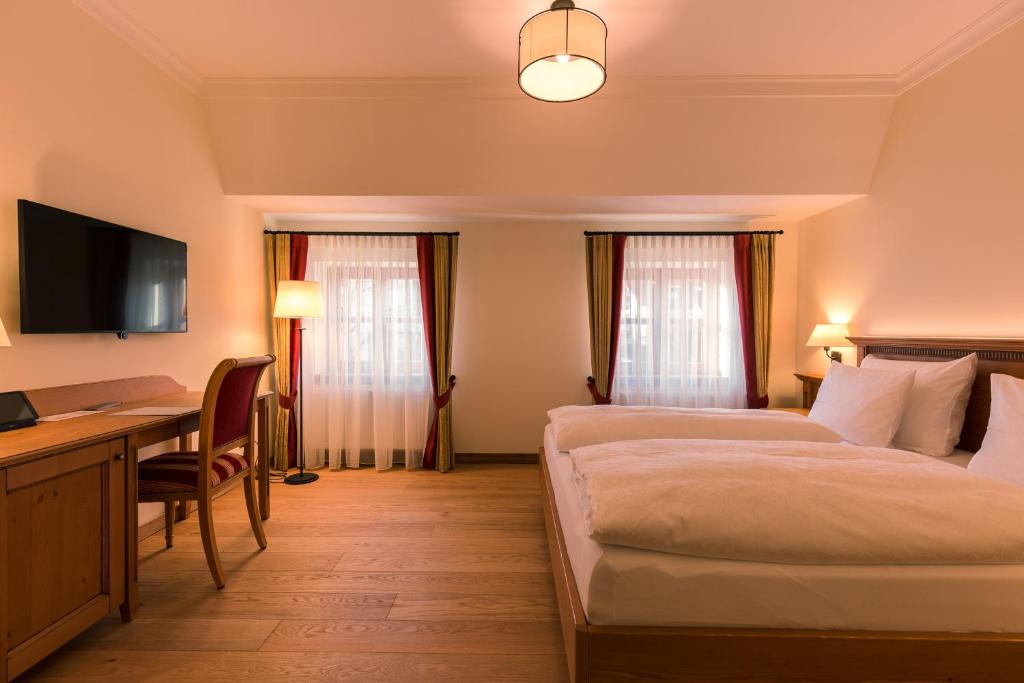 TV a/nebo společenská místnost v ubytování Hotel & Gaststätte zum Erdinger Weißbräu