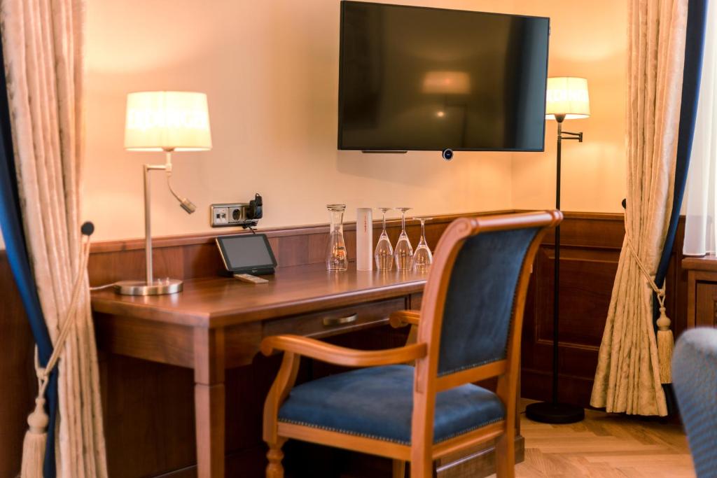 TV a/nebo společenská místnost v ubytování Hotel & Gaststätte zum Erdinger Weißbräu