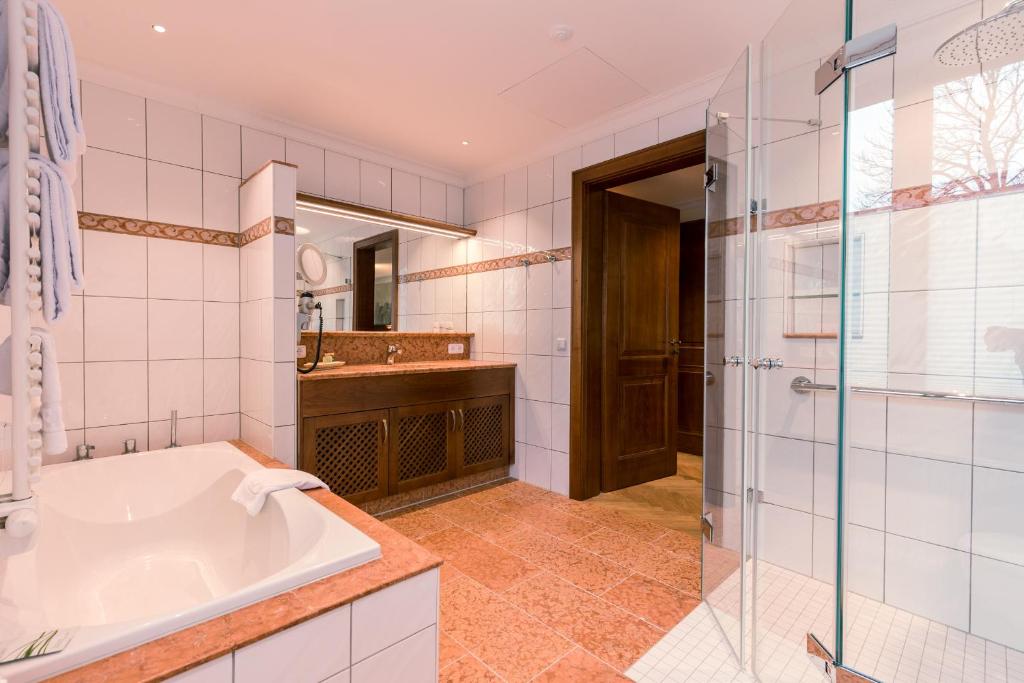 Koupelna v ubytování Hotel & Gaststätte zum Erdinger Weißbräu