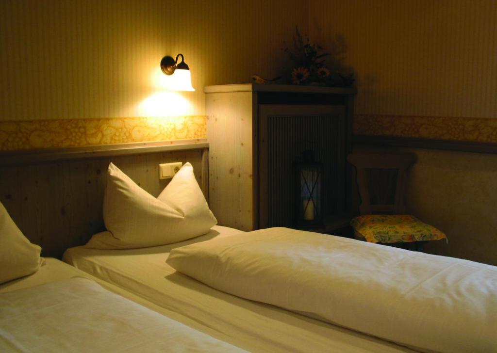 Postel nebo postele na pokoji v ubytování Gasthof & Hotel Goldene Krone