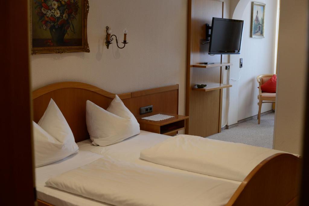 Postel nebo postele na pokoji v ubytování Gasthof & Hotel Goldene Krone