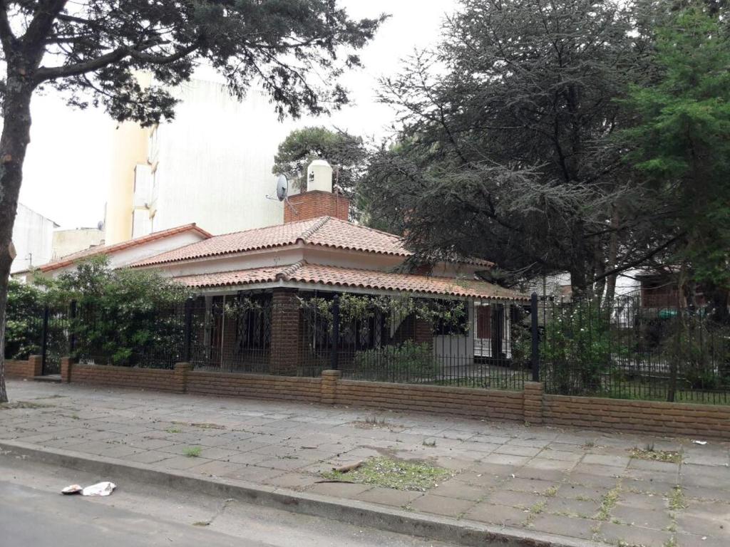 un edificio con una recinzione di fronte di Casa Galicia a San Bernardo