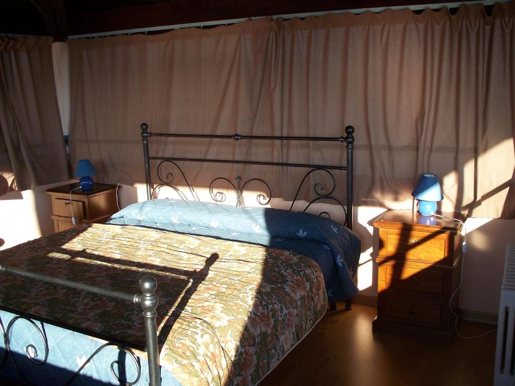 A bed or beds in a room at Agriturismo Monterosso