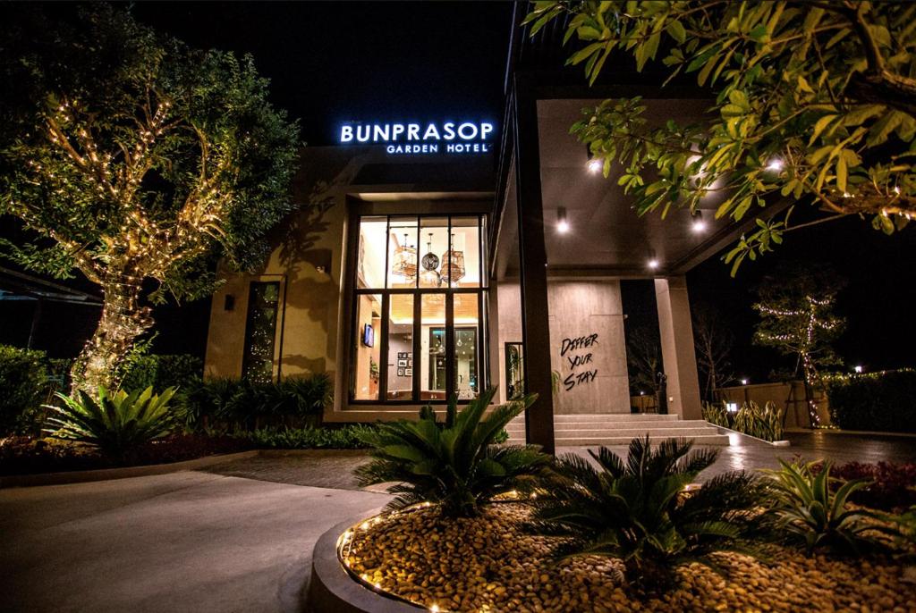 洛坤府Bunprasop Garden Hotel的正面有标志的建筑物