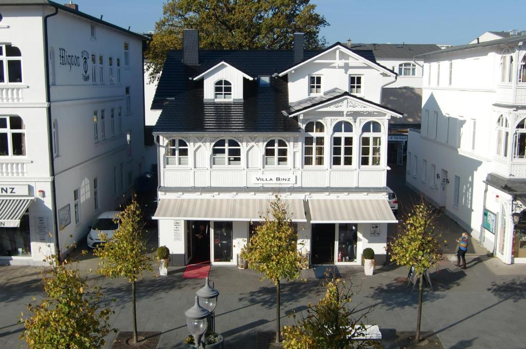 eine Aussicht auf ein weißes Gebäude mit einem Laden in der Unterkunft Villa Binz - Apt. 01 in Binz