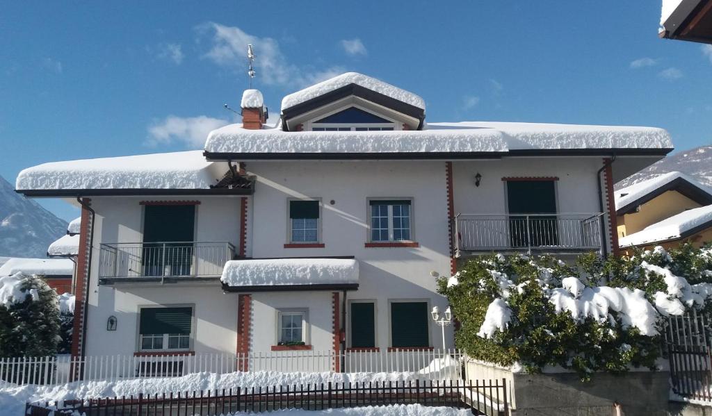 ein Haus mit Schnee auf dem Dach in der Unterkunft Villa Mafi in Nus