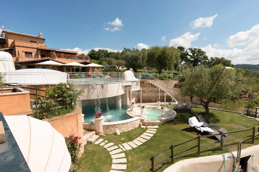 ośrodek z basenem i zjeżdżalnią w obiekcie Hotel Saturno Fonte Pura w mieście Saturnia