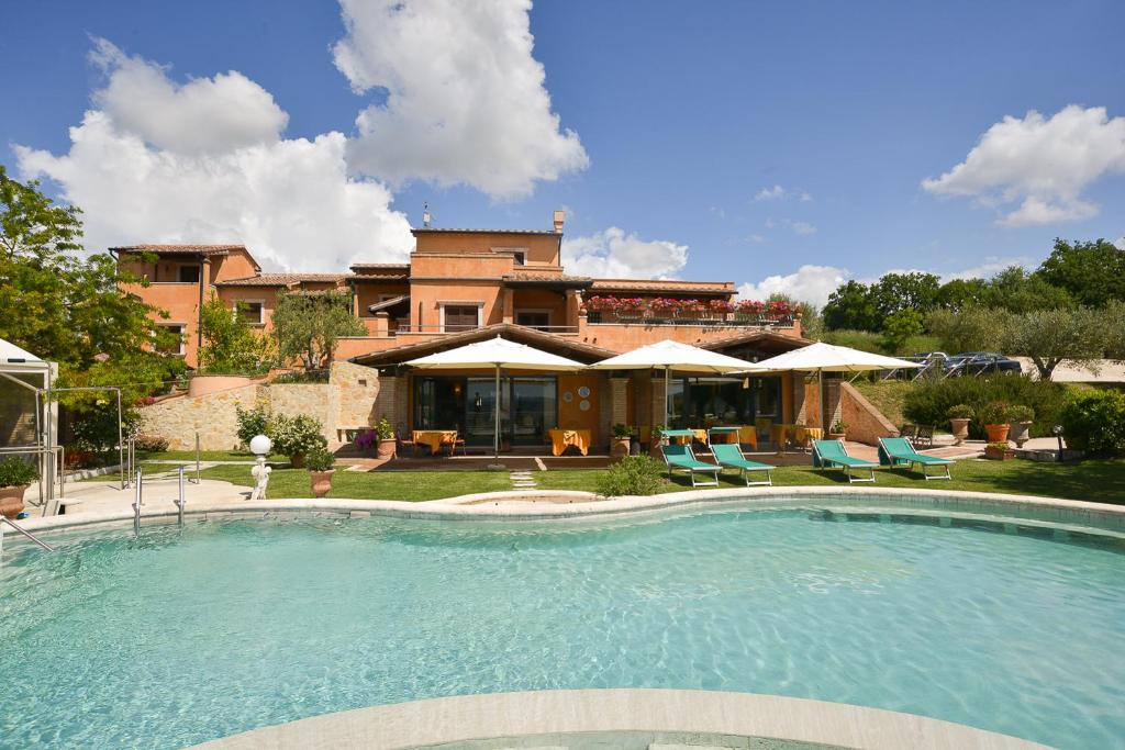 Basen w obiekcie Hotel Saturno Fonte Pura lub w pobliżu