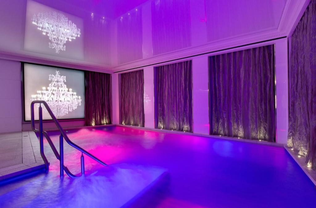 basen w pokoju z fioletowym oświetleniem w obiekcie La Villa Haussmann w Paryżu