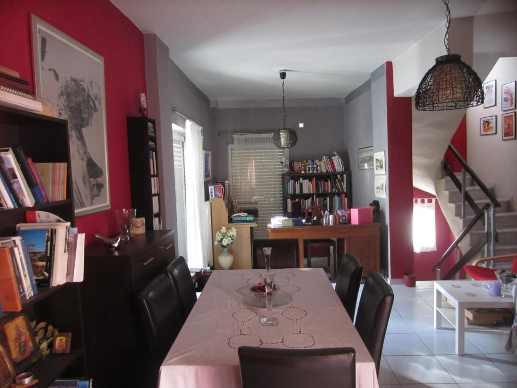 カラマタにあるIoannisの赤い壁のダイニングルーム(テーブル、椅子付)