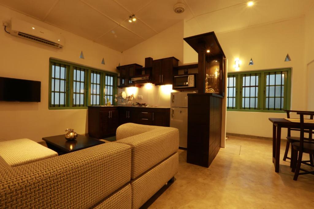 Una sala de estar con un sofá y una cocina. en Be Relaxing @ NO. 1 Galle City, en Galle