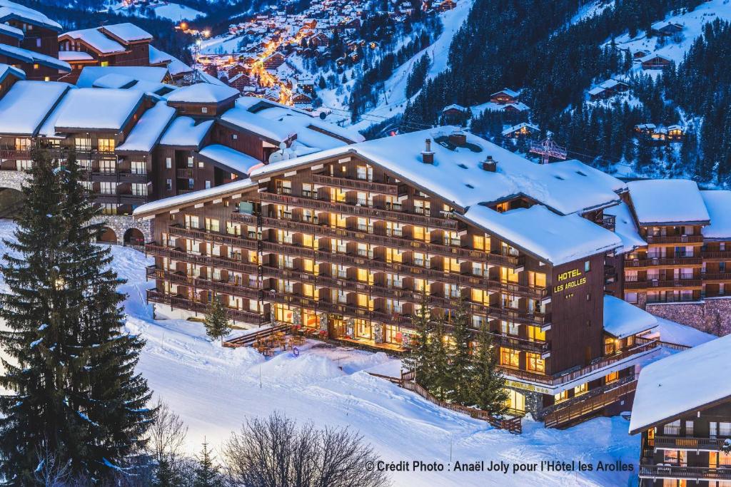 un hotel in montagna con neve di Hotel Les Arolles a Méribel