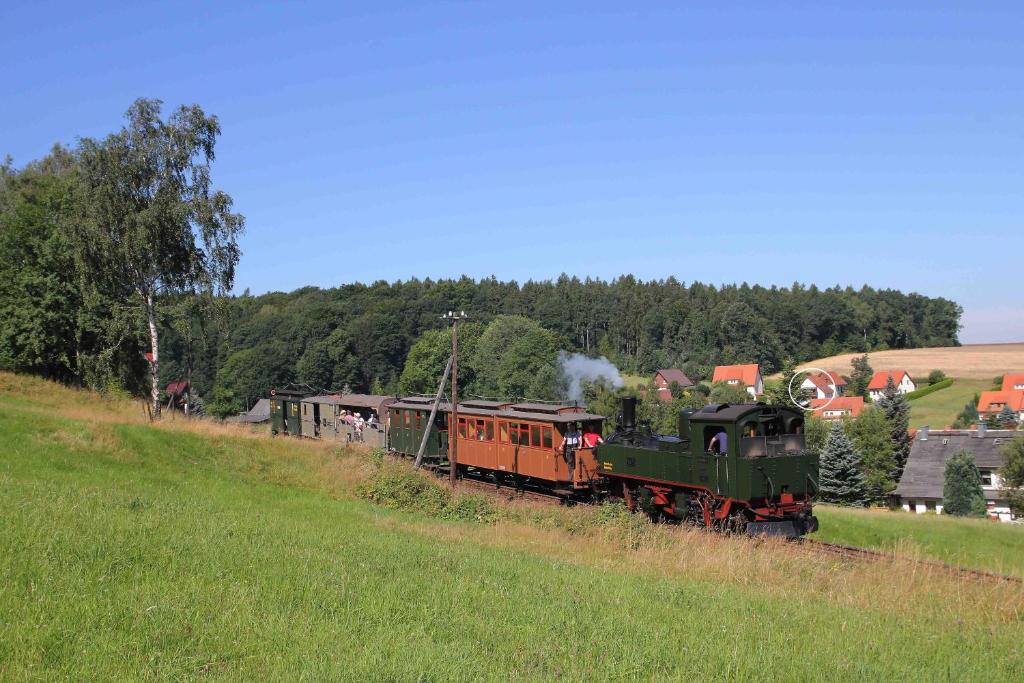 ヨンスドルフにあるFerienwohnung Bahnelblickの線路を下る列車