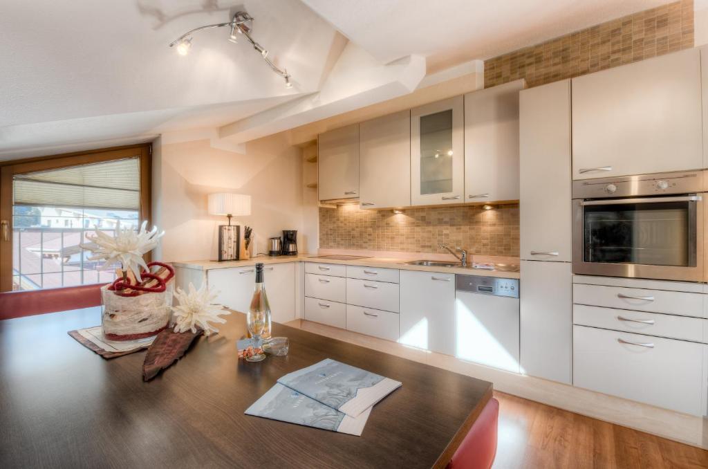 Kuchyň nebo kuchyňský kout v ubytování Hotel Garni Alpenjuwel